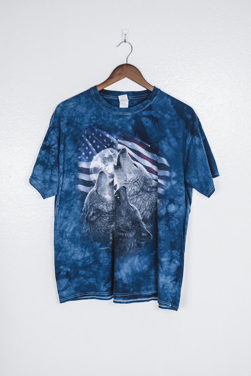 vintage-tie-dye-american-flag-wolves-howling-t-shirt-front