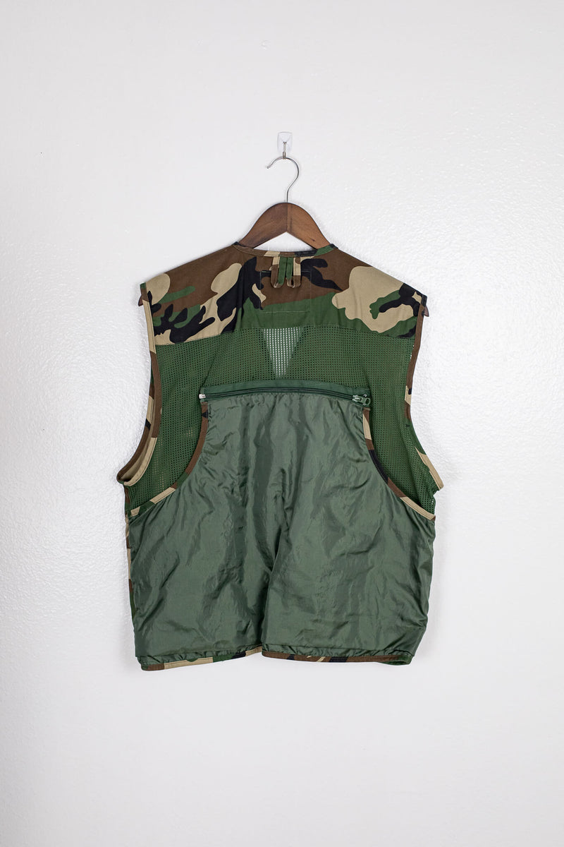 camo-vest-with-zip-closure-and-tons-of-pockets-back